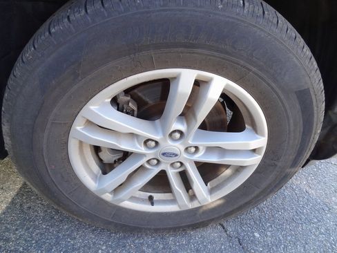 Used 2023 Ford Explorer XLT w/ Equipment Group 202A image 11