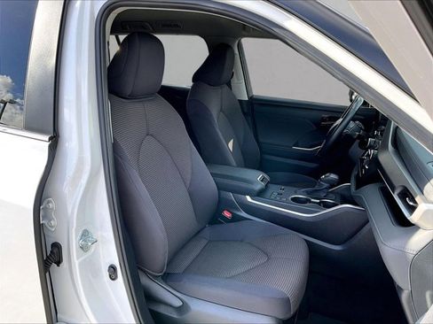 Used 2024 Toyota Highlander LE image 9