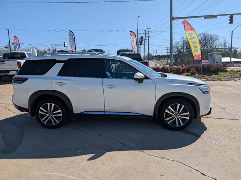 Used 2022 Nissan Pathfinder Platinum w/ Cargo Package image 4