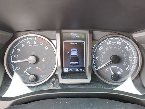 Used 2020 Toyota Tacoma TRD Sport image 13