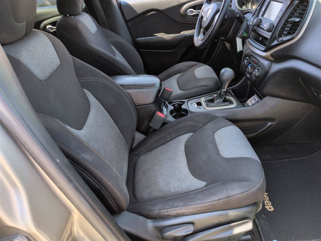 Used 2017 Jeep Cherokee Sport FWD image 32
