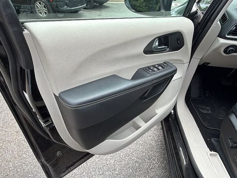 Used 2024 Chrysler Pacifica Touring-L FWD image 14