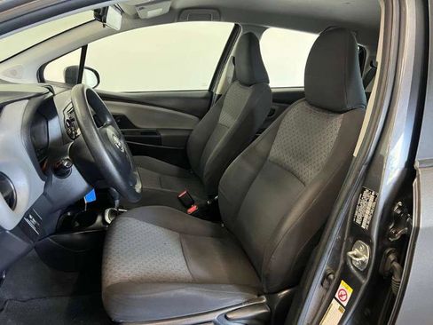 Used 2016 Toyota Yaris L image 9