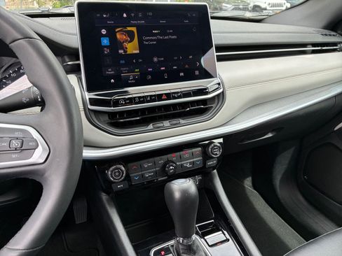 Used 2025 Jeep Compass Limited image 17