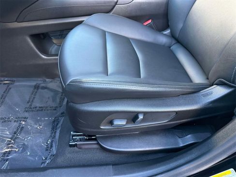 Used 2025 Cadillac XT6 Luxury image 3