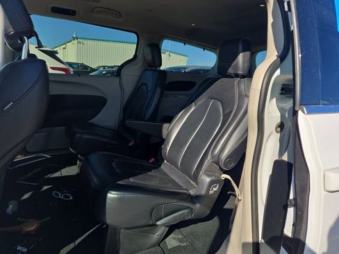 Used 2022 Chrysler Pacifica Touring-L image 6