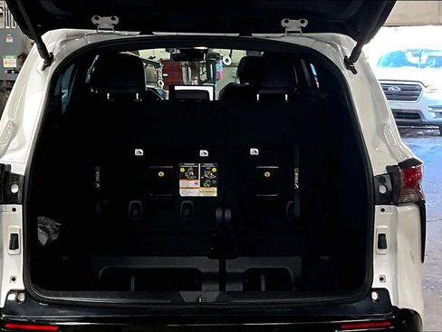 Used 2025 Toyota Sienna Platinum image 31