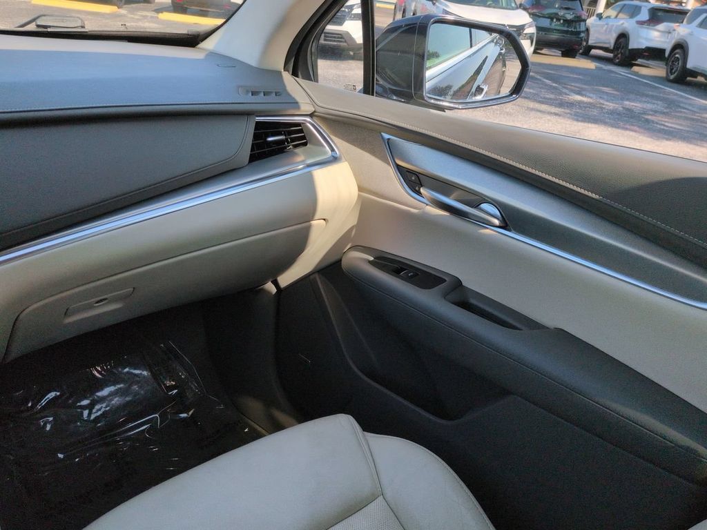 Used 2017 Cadillac XT5 Luxury w/ Driver Awareness Package FWD image 17
