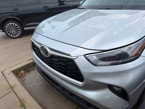 Used 2021 Toyota Highlander LE FWD image 3