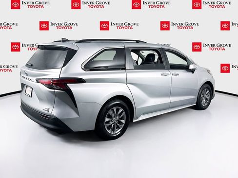 Used 2022 Toyota Sienna XLE image 5