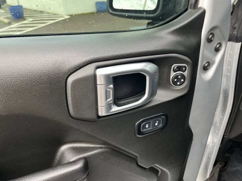 Used 2024 Jeep Gladiator Rubicon w/ Convenience Group image 18