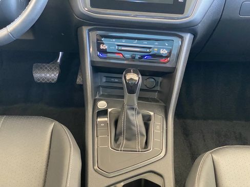 Used 2023 Volkswagen Tiguan SE w/ Panoramic Sunroof Package FWD image 8
