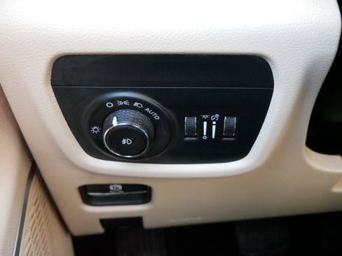 Used 2021 Jeep Grand Cherokee L Limited image 27