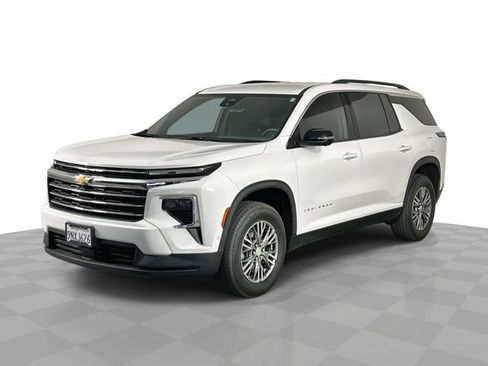 Used 2024 Chevrolet Traverse LT w/ Enhanced Driving Package AWD/4WD image 1