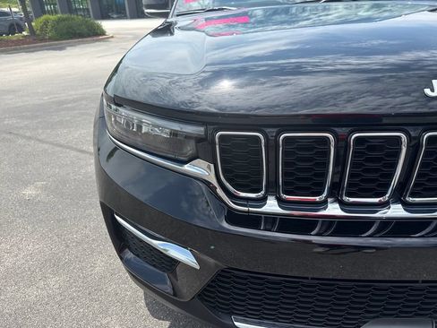 Used 2025 Jeep Grand Cherokee Limited AWD/4WD image 43