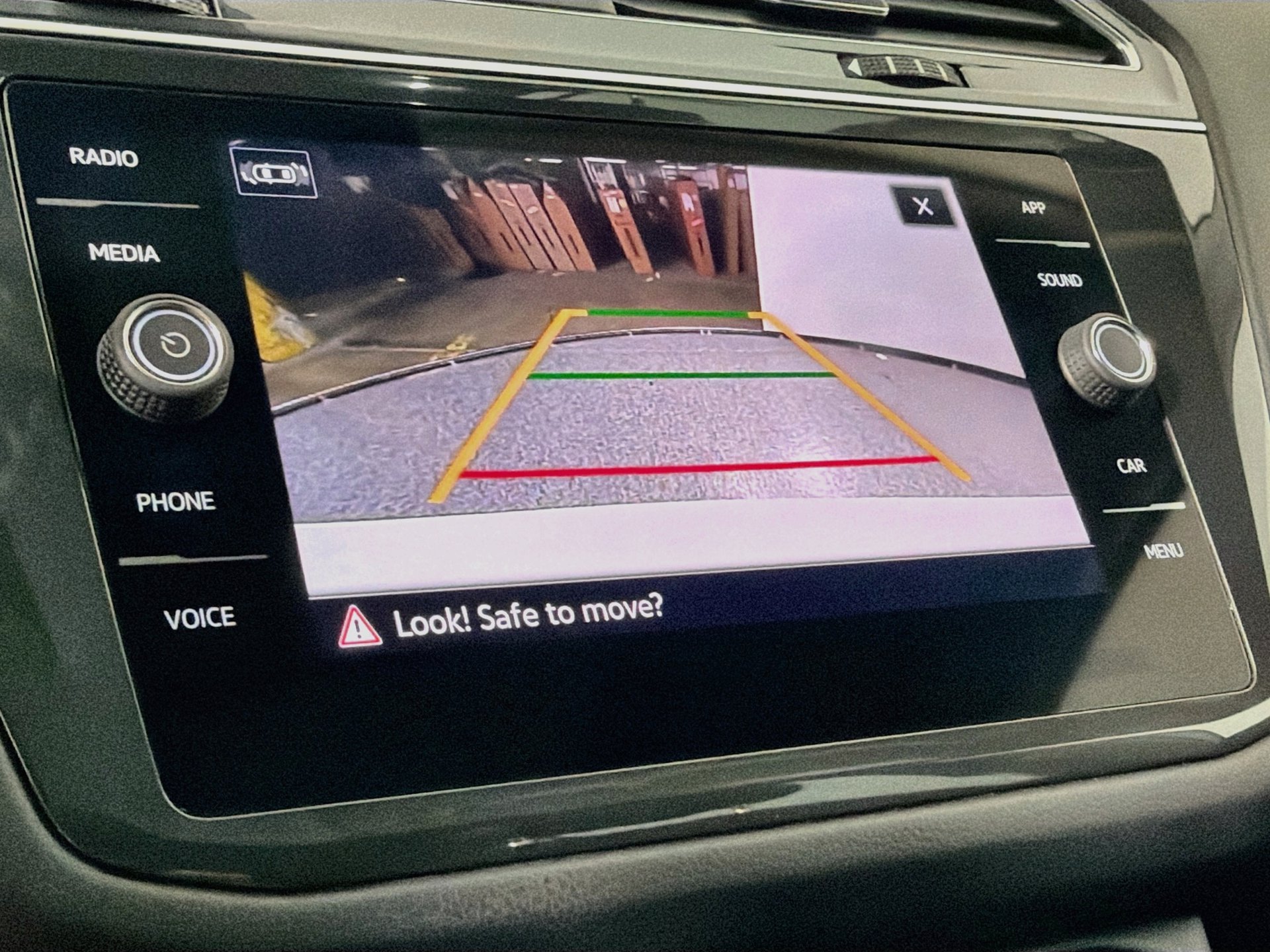 Used 2022 Volkswagen Tiguan SE w/ Panoramic Sunroof Package FWD image 13