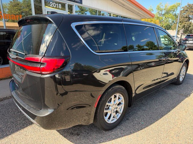 Used 2023 Chrysler Pacifica Touring-L FWD image 7