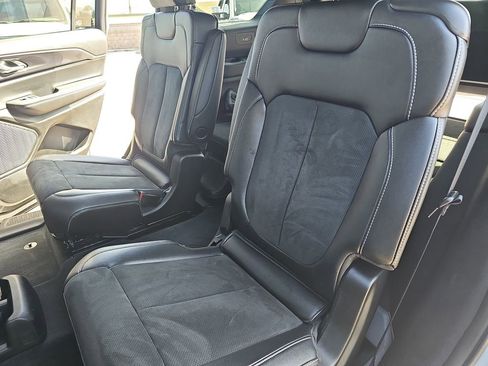 Used 2023 Jeep Grand Cherokee L Laredo image 15