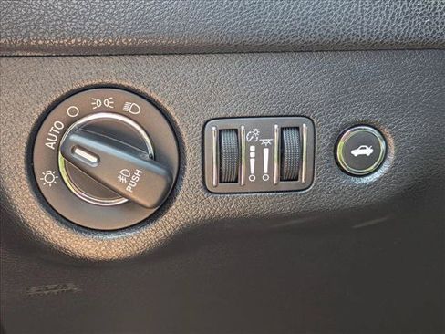 Used 2018 Chrysler 300 Touring L RWD image 13