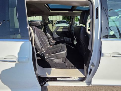 Used 2023 Chrysler Pacifica Limited FWD image 29