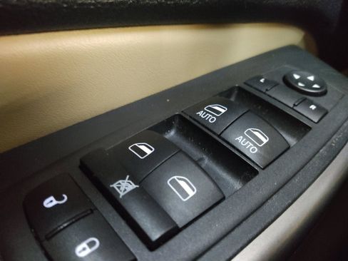 Used 2021 Jeep Cherokee Latitude w/ Mobile Office Group FWD image 27