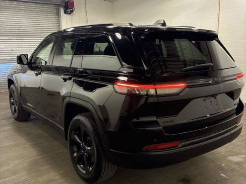 Used 2023 Jeep Grand Cherokee Limited w/ Black Appearance Package image 4