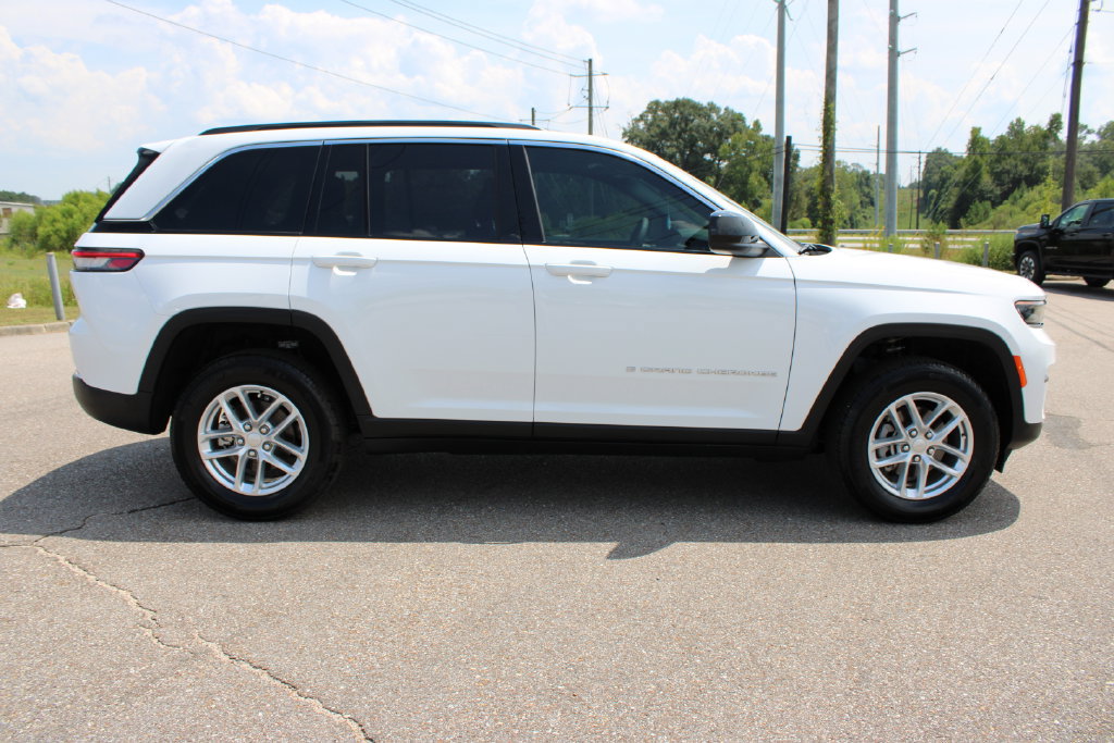 Used 2025 Jeep Grand Cherokee Laredo X RWD image 6