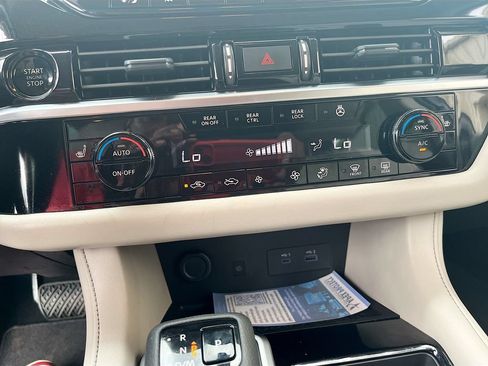 Used 2025 Nissan Pathfinder SL AWD/4WD image 15