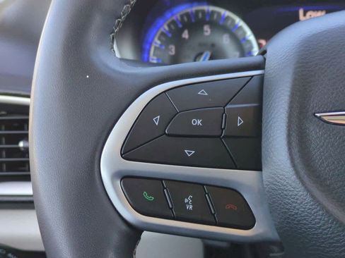 Used 2024 Chrysler Pacifica Touring-L image 16