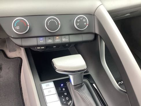 Used 2025 Hyundai Elantra SE image 32