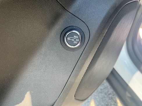 Used 2021 GMC Acadia SLE w/ Driver Convenience Package FWD image 15