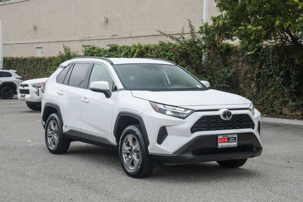 Used 2025 Toyota RAV4 XLE AWD/4WD image 3