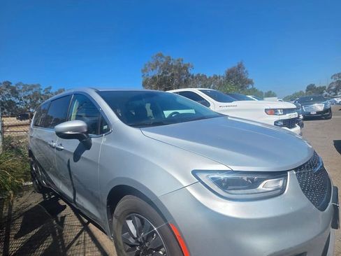 Used 2023 Chrysler Pacifica Touring-L image 2