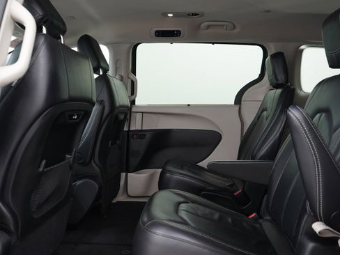 Used 2022 Chrysler Pacifica Touring-L FWD image 20
