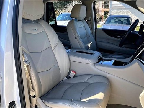 Used 2017 Cadillac Escalade Luxury image 30