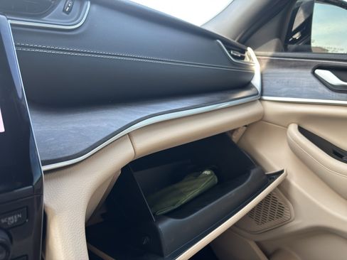 Used 2024 Jeep Grand Cherokee L Limited w/ Black Appearance Package image 31