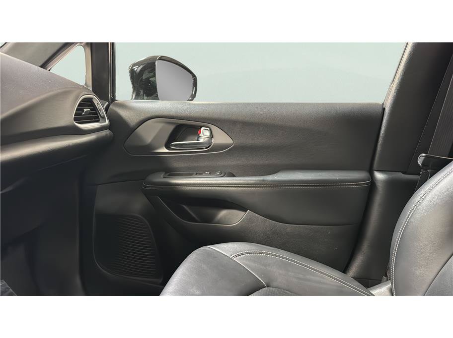 Used 2025 Chrysler Pacifica Select FWD image 38