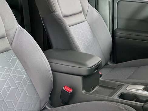 Used 2025 Nissan Frontier SV image 36