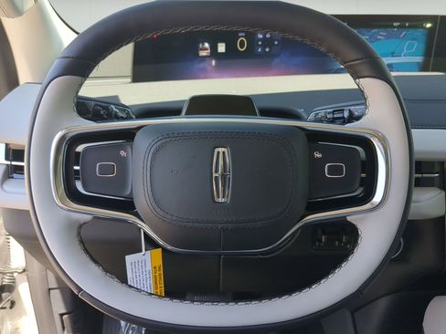 New 2026 Lincoln Navigator Premiere AWD/4WD image 13