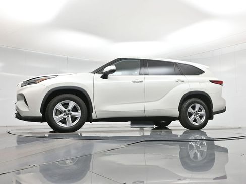 Used 2021 Toyota Highlander LE image 7