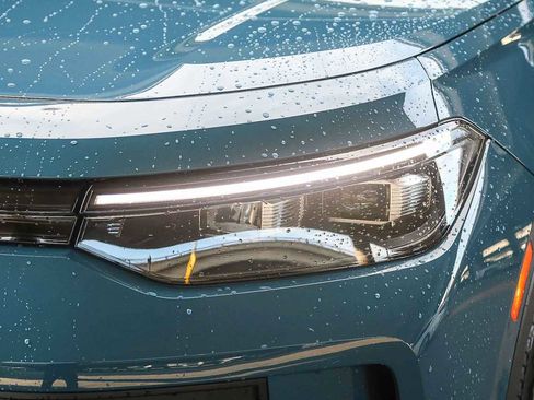 New 2025 Volkswagen Tiguan SE image 4