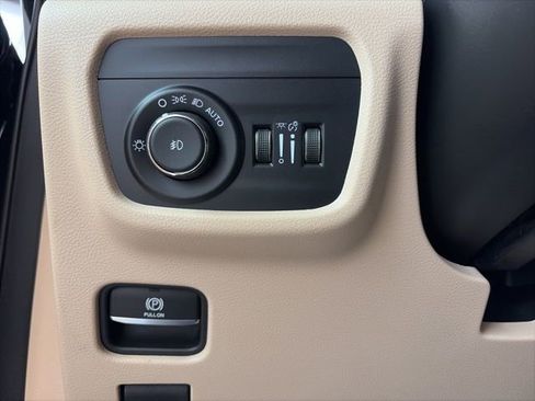 Used 2025 Jeep Grand Cherokee Limited image 16