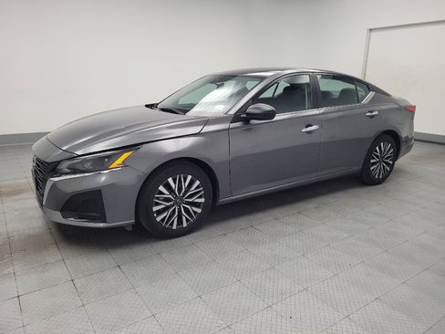 Used 2025 Nissan Altima 2.5 SV FWD image 2