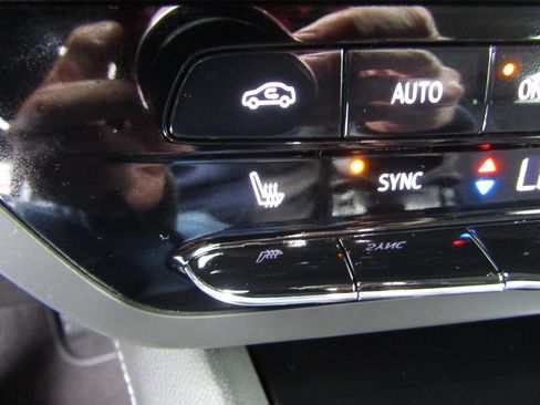Used 2023 Buick Envision Essence AWD/4WD image 19
