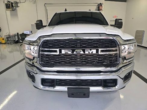 Used 2024 RAM 2500 Tradesman w/ Chrome Appearance Group AWD/4WD image 9