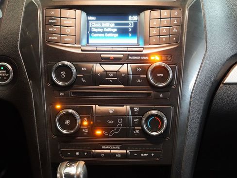 Used 2017 Ford Explorer XLT image 18