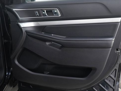 Used 2017 Ford Explorer XLT w/ Equipment Group 202A image 9