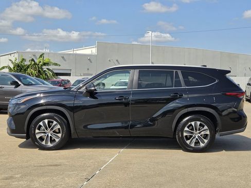 Used 2025 Toyota Highlander XLE FWD image 6