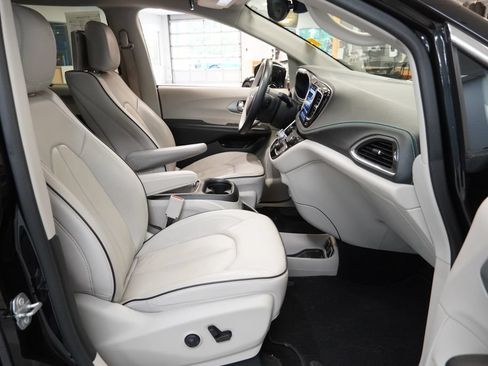 Used 2018 Chrysler Pacifica Limited w/ Advanced Safetytec Group FWD image 43