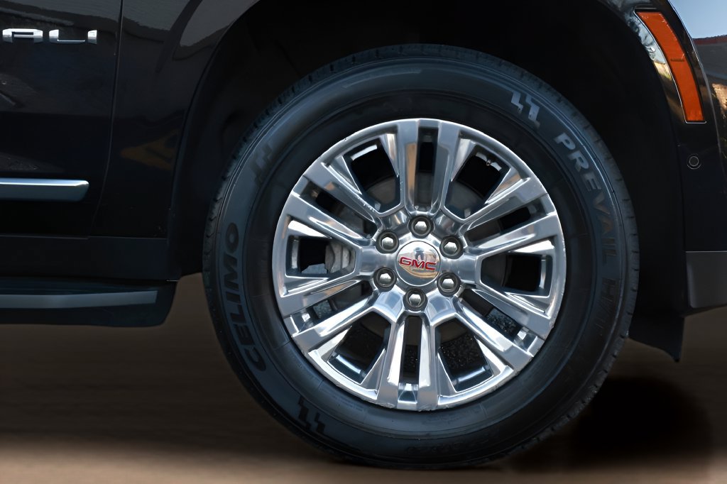 Used 2025 GMC Yukon XL Denali AWD/4WD image 17